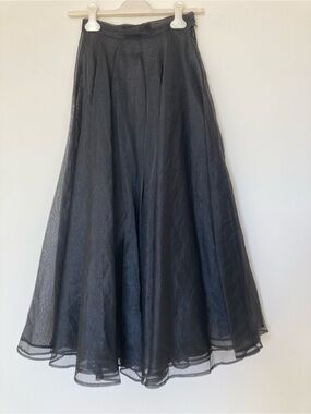 Elegant Black Maxi Skirt with Flowing A-Line Silhouette